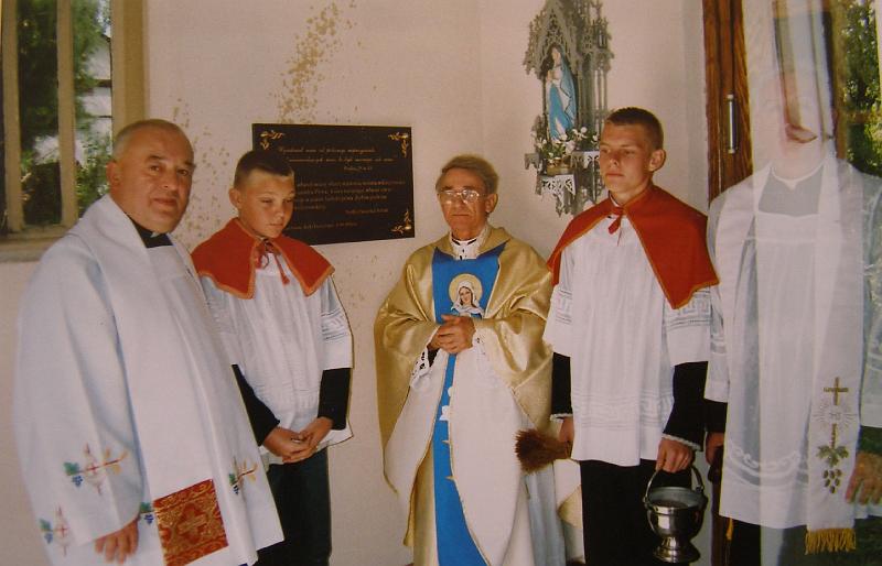 parafia polskokatolicka 2_05.jpg - Rok 2004. Odpust parafialny. Poświęcenie tablicy-epitafium ku czci ks. Aleksandra Pieca ufundowanej przez p. Anielę /Nelly/ Arluk z Monachium